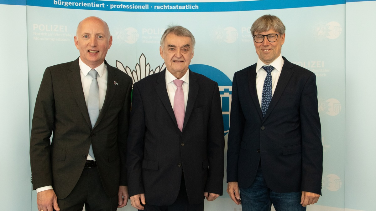 POL-MG: Innenminister Herbert Reul ernennt Stephan Zenker zum Polizeipräsidenten in Mönchengladbach - Foto: presseportal.de