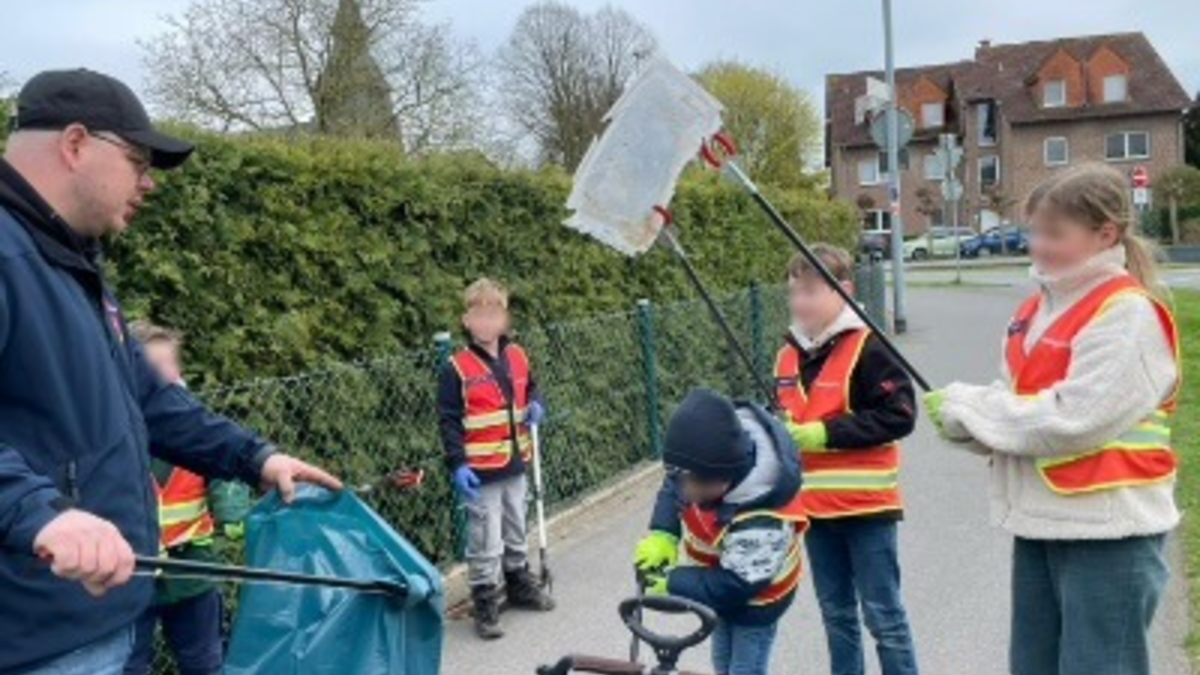 FW Kranenburg: Blaulichtzwerge sammeln 40 Kilogramm Müll - Foto: presseportal.de