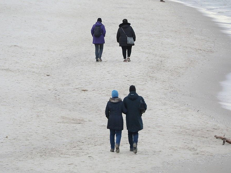 Paare gehen am Strand spazieren - Foto: via dts Nachrichtenagentur