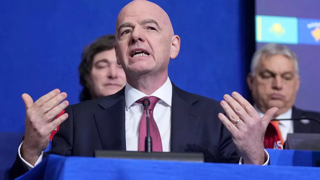 Hofft auf eine WM-Teilnahme Irans: FIFA-Präsident Gianni Infantino. (Archivbild) - Bild: Mark Schiefelbein/AP/dpa