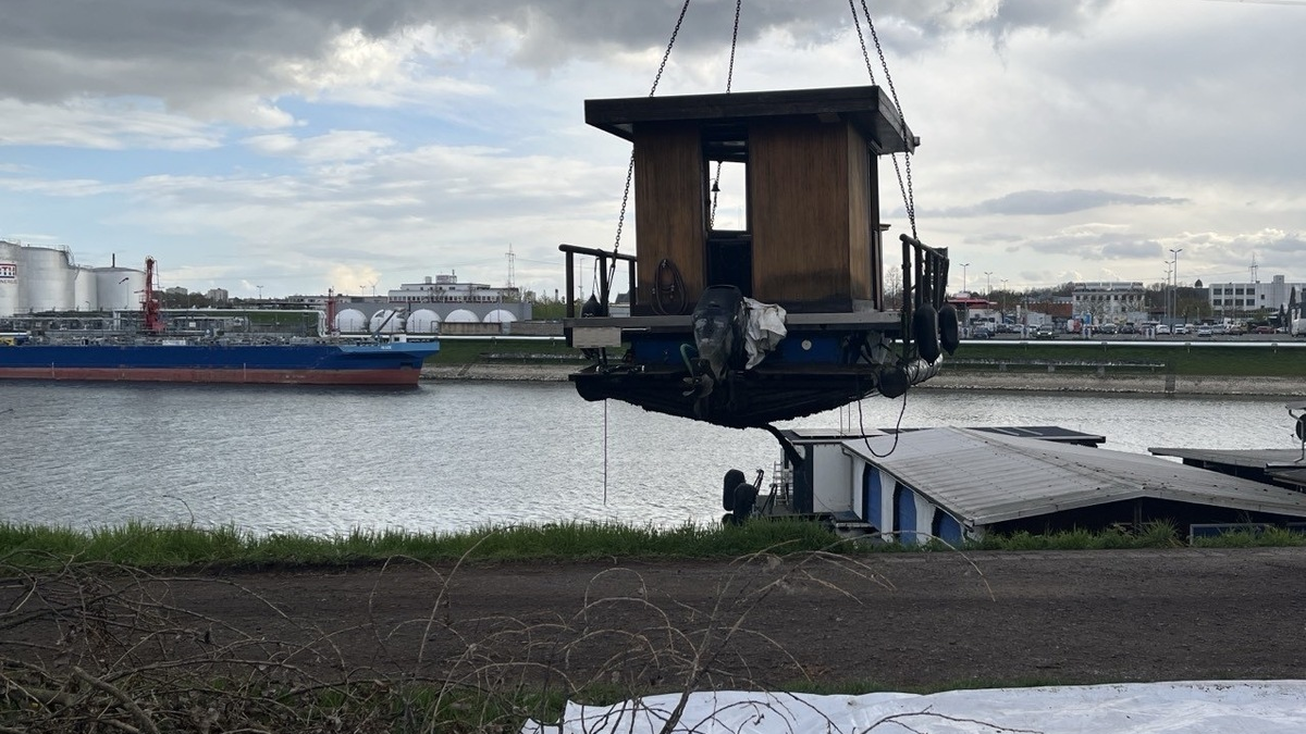 PP-ELT: Sinkendes Sportboot verursacht Gewässerverunreinigung - Foto: presseportal.de