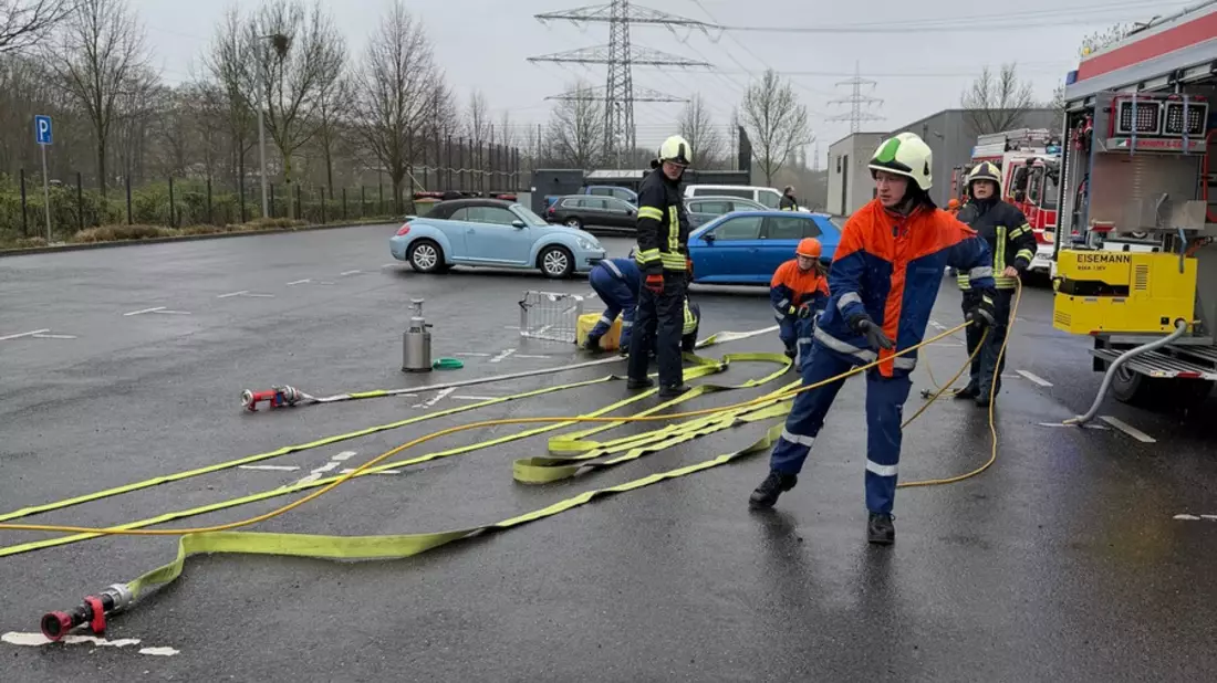 FW Dinslaken: Feuerwehr Dinslaken: Nachwuchs fit für den Einsatzdienst gemacht - Bild: presseportal.de