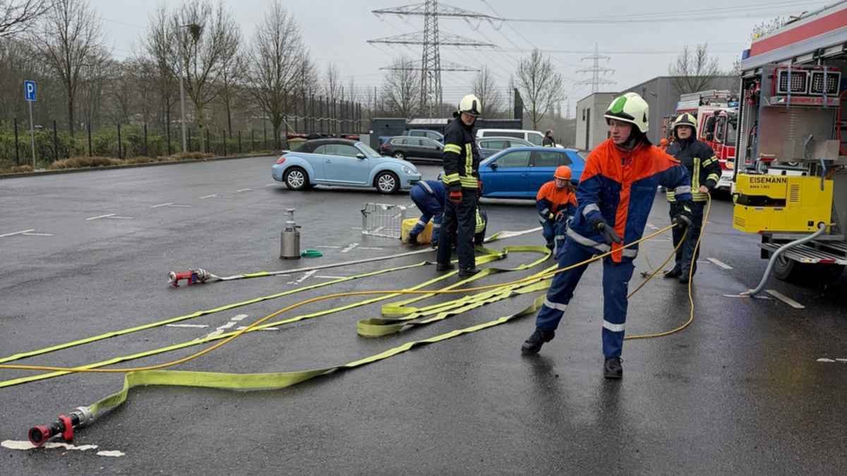 FW Dinslaken: Feuerwehr Dinslaken: Nachwuchs fit für den Einsatzdienst gemacht - Foto: presseportal.de