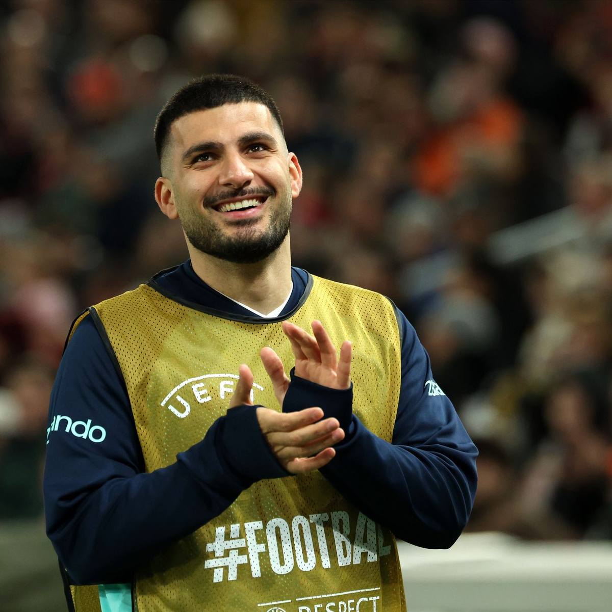 Der Stuttgarter Lokalheld Deniz Undav freut sich über die Rufe der Fans. - Foto: Christian Charisius/dpa