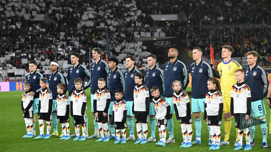 Die Fußball-Nationalmannschaft steht vor dem Spiel gegen Ghana auf dem Platz.  - Bild: Federico Gambarini/dpa