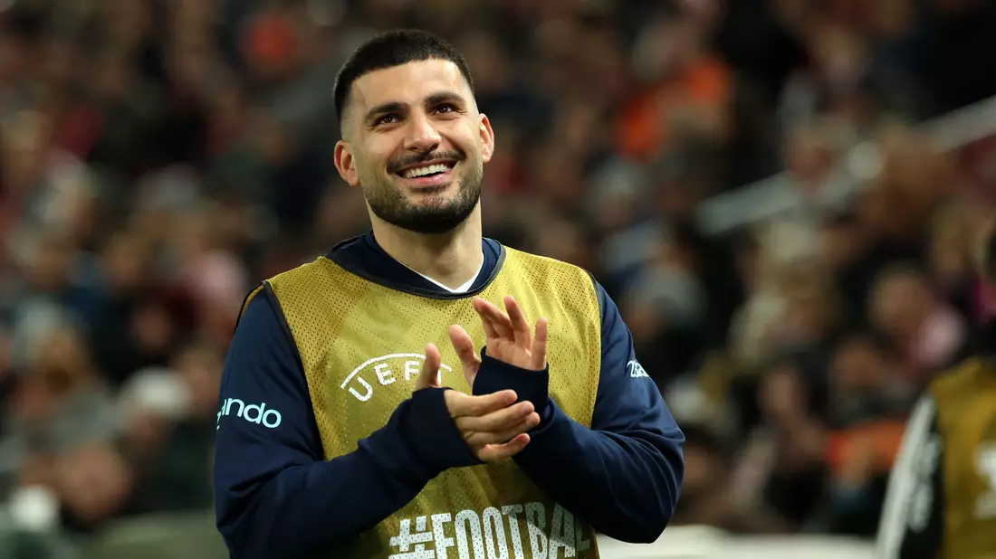 Der Stuttgarter Lokalheld Deniz Undav freut sich über die Rufe der Fans. - Bild: Christian Charisius/dpa