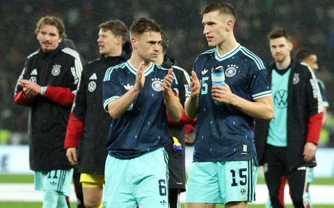 Nico Schlotterbeck (r.) spricht auf dem Platz mit DFB-Kapitän Joshua Kimmich. - Foto: Christian Charisius/dpa Nico Schlotterbeck (r.) spricht auf dem Platz mit DFB-Kapitän Joshua Kimmich. - Foto: Christian Charisius/dpa