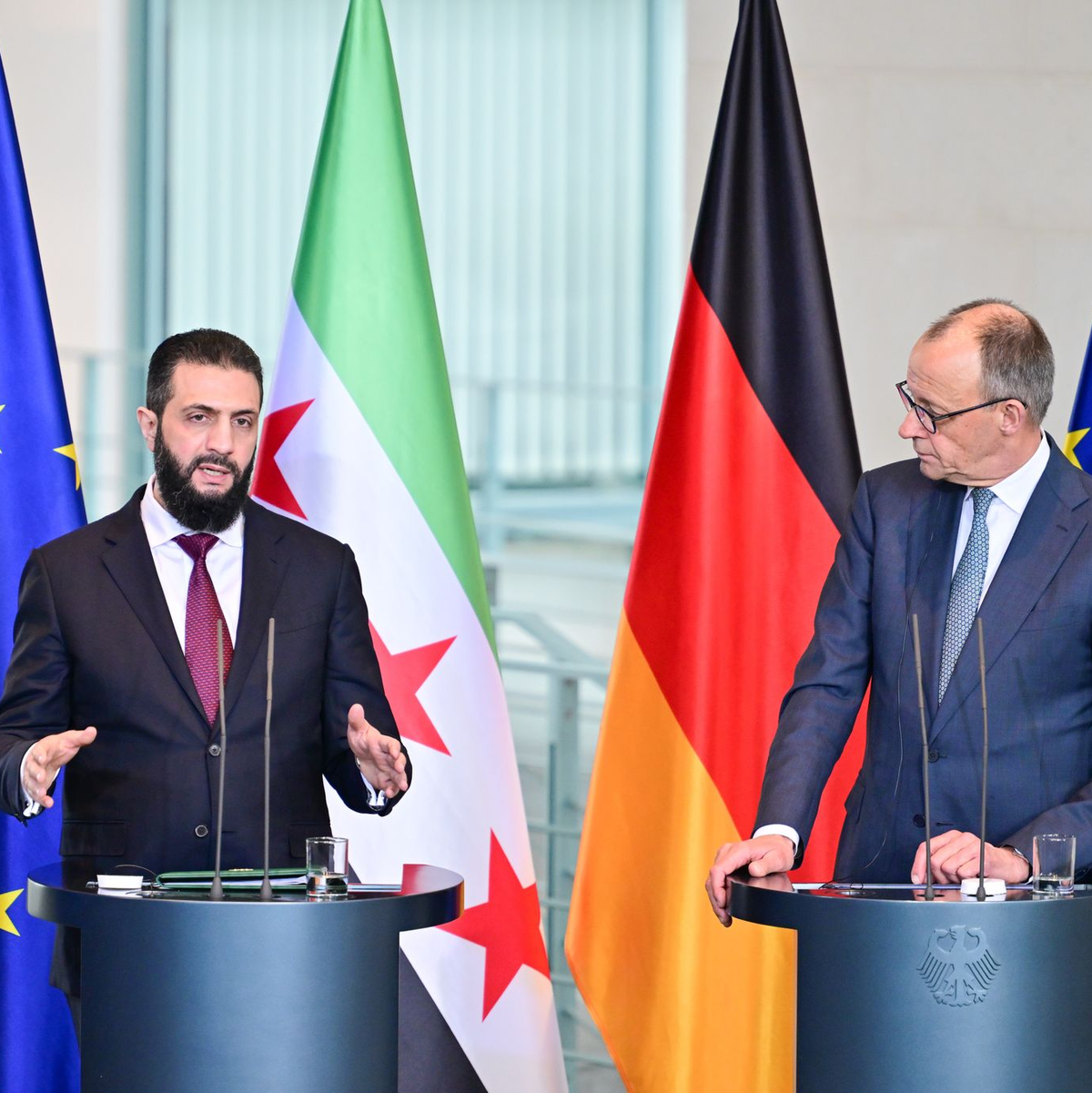 In den nächsten drei Jahren sollten 80 Prozent der mehr als 900.000 Syrer in Deutschland in ihr Heimatland zurückkehren, so der Kanzler. - Foto: Sebastian Christoph Gollnow/dpa