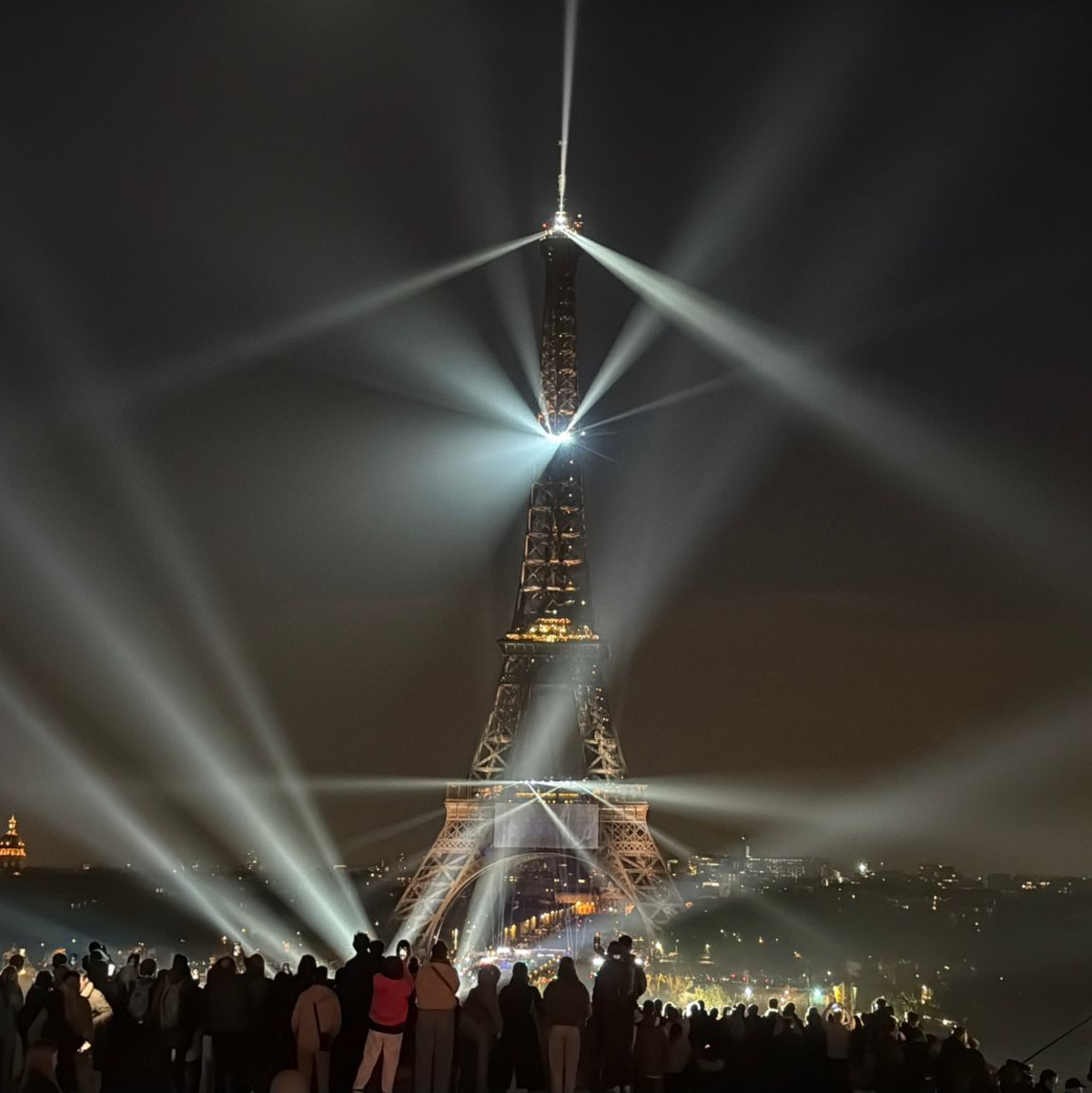 Etliche Menschen verfolgten die Ankündigung am Pariser Eiffelturm. - Foto: Rachel Sommer/dpa