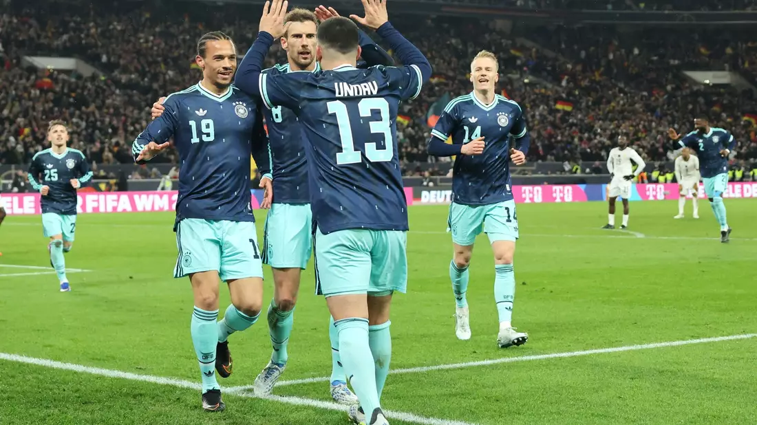 Leroy Sané (l) jubelt mit Leon Goretzka und Torschütze Deniz Undav nach dem späten Siegtor gegen Ghana. - Bild: Christian Charisius/dpa