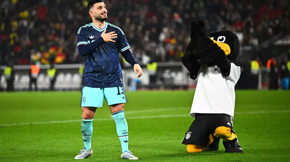 Der Matchwinner: Deniz Undav jubelt nach dem Spiel neben dem DFB-Maskottchen. - Bild: Tom Weller/dpa