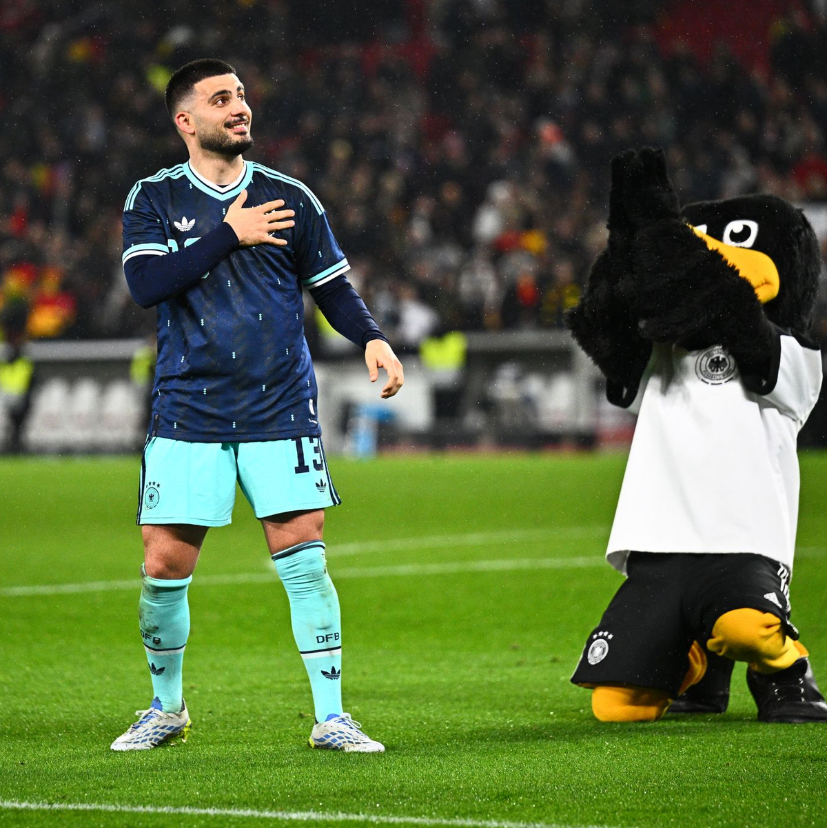 Der Matchwinner: Deniz Undav jubelt nach dem Spiel neben dem DFB-Maskottchen. - Foto: Tom Weller/dpa