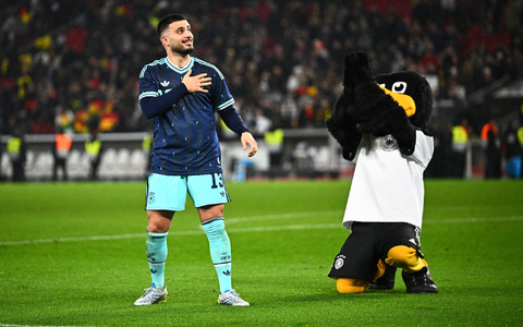 Der Matchwinner: Deniz Undav jubelt nach dem Spiel neben dem DFB-Maskottchen. - Foto: Tom Weller/dpa