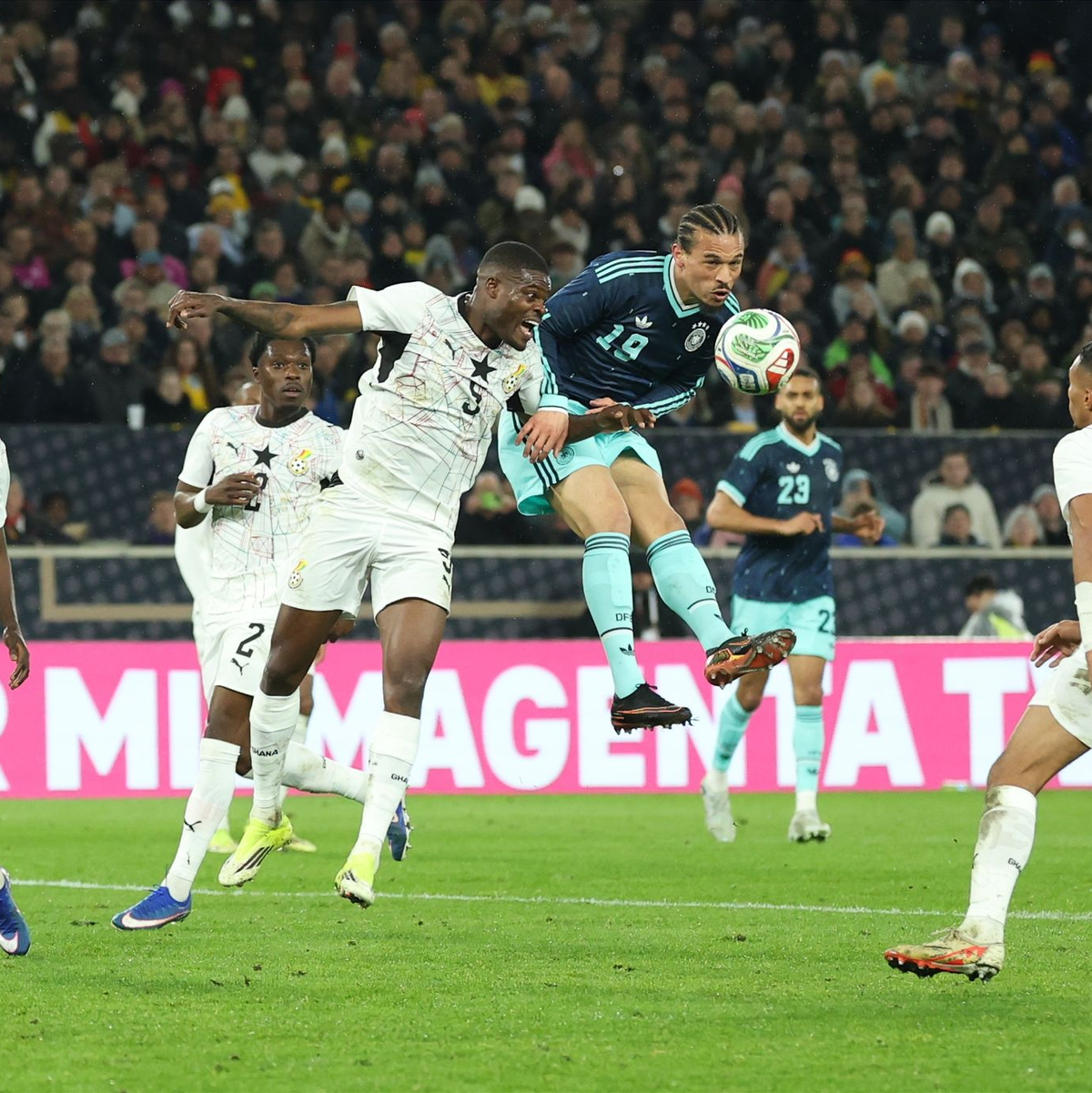 Leroy Sané bei der gekonnten Kopfballvorlage vor dem 2:1 von Deniz Undav. - Foto: Christian Charisius/dpa