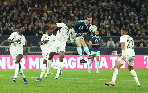 Leroy Sané bei der gekonnten Kopfballvorlage vor dem 2:1 von Deniz Undav. - Foto: Christian Charisius/dpa