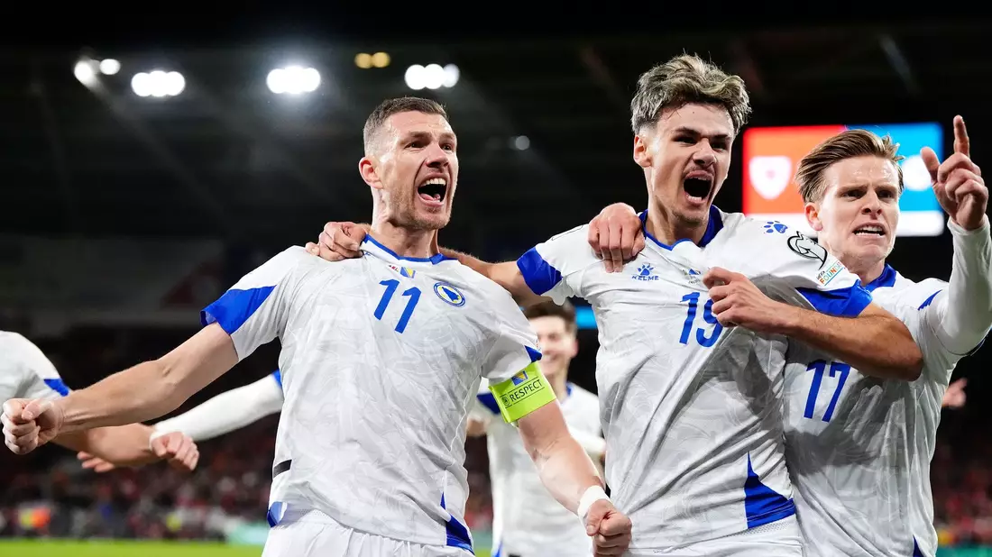 Edin Dzeko (l) soll Bosnien zur WM schießen. (Archivbild) - Bild: Nick Potts/PA Wire/dpa
