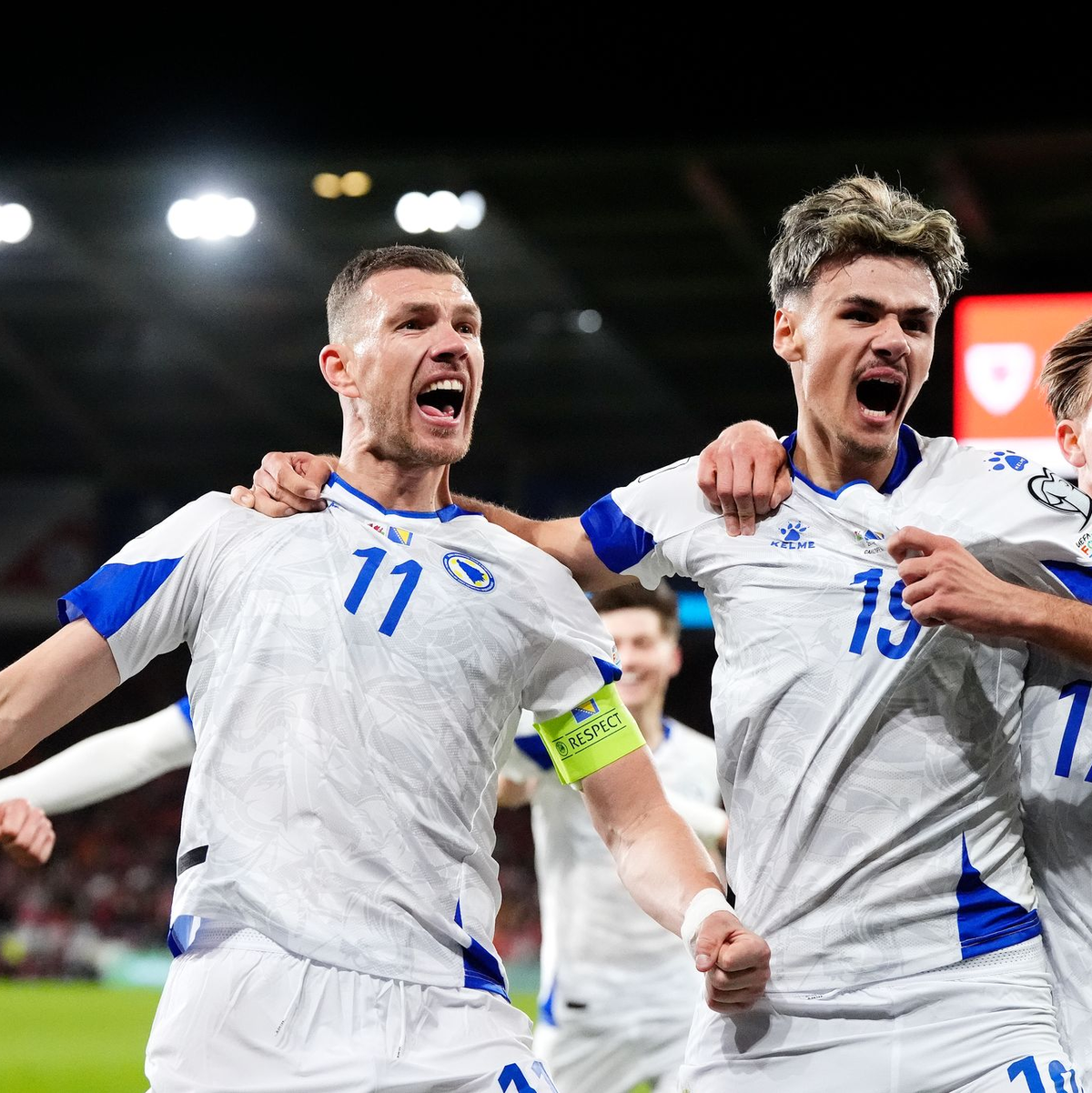 Edin Dzeko (l) soll Bosnien zur WM schießen. (Archivbild) - Foto: Nick Potts/PA Wire/dpa