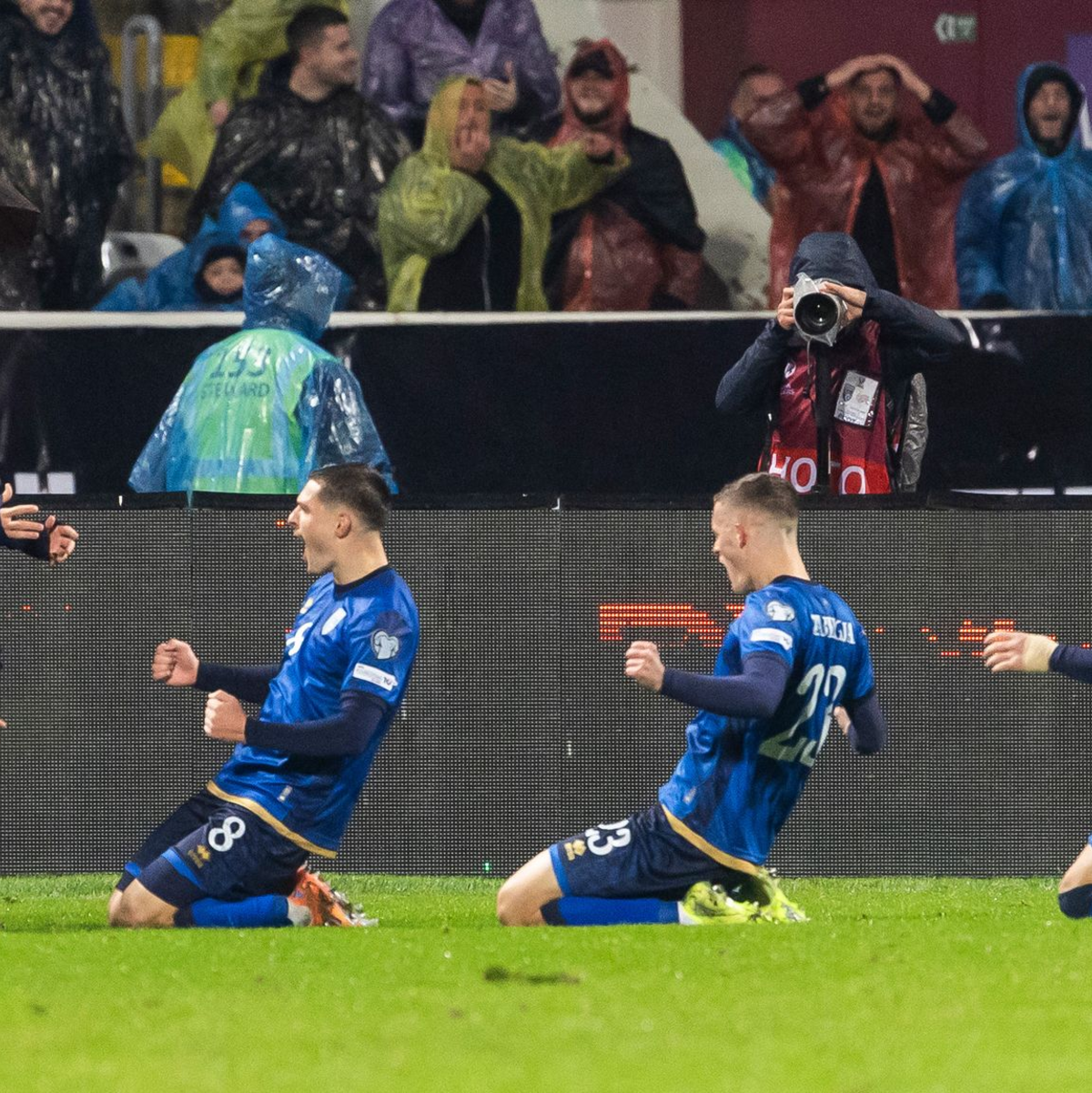 Profis des Kosovo feiern ein Tor. (Archivbild) - Foto: Salvatore Di Nolfi/KEYSTONE/dpa