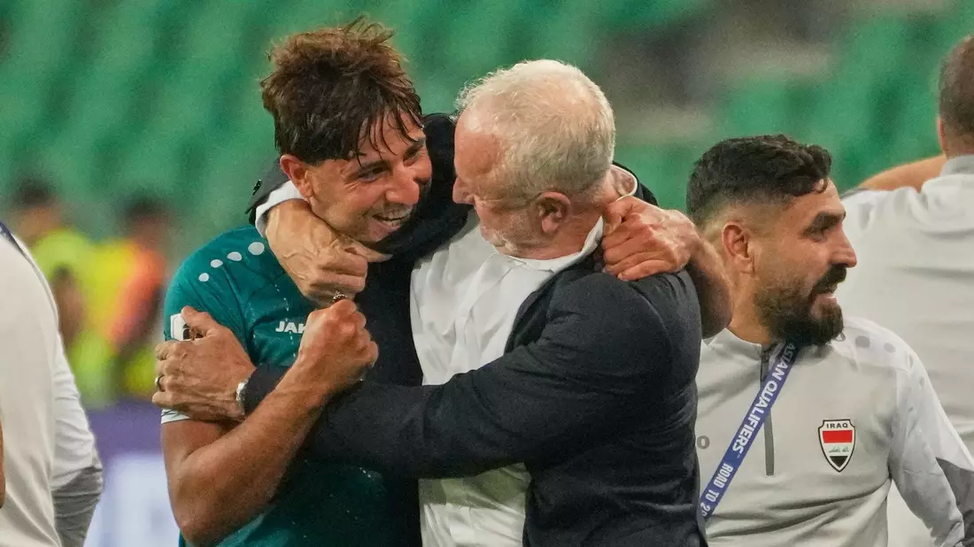 Trainer Graham Arnold (M) freut sich mit seinem Spieler Mohanad Ali. (Archivbild) - Bild: Hadi Mizban/AP/dpa