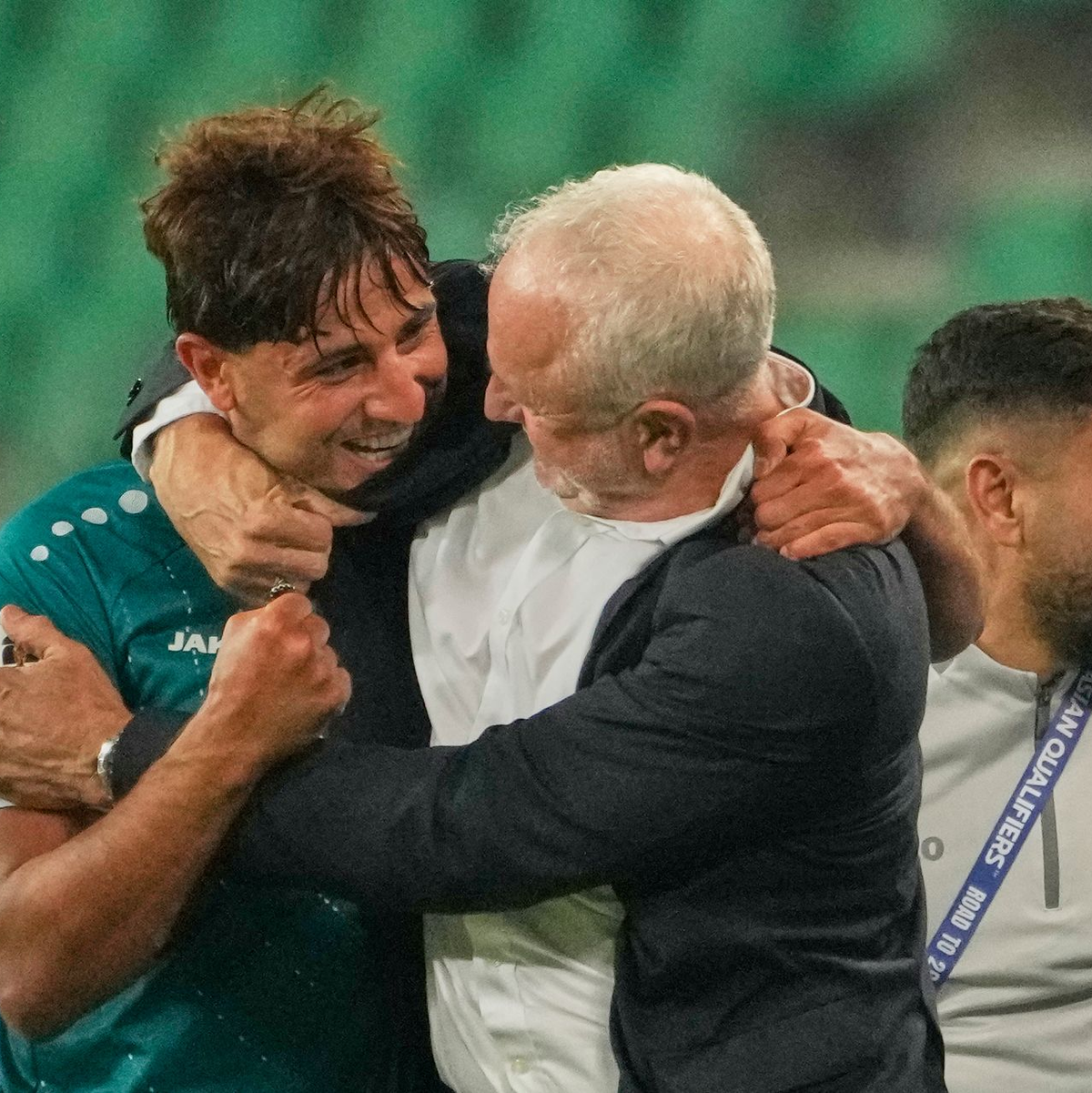 Trainer Graham Arnold (M) freut sich mit seinem Spieler Mohanad Ali. (Archivbild) - Foto: Hadi Mizban/AP/dpa