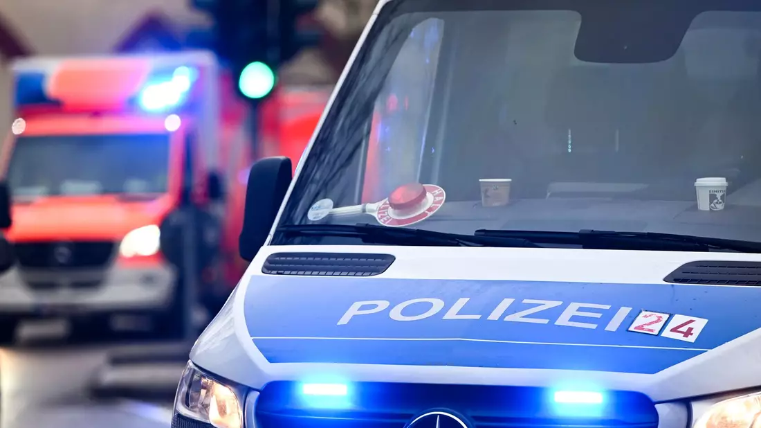 Ein 13-Jähriger war vor einer Schule lebensgefährlich verletzt worden. (Symbolbild)  - Bild: Jens Kalaene/dpa