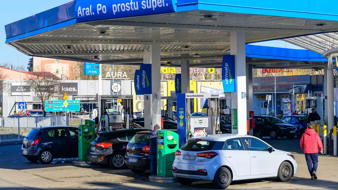 Polens Parlament hat eine Gesetzesänderung beschlossen, wonach Benzin und Diesel künftig geringer besteuert werden. (Archivbild) - Bild: Patrick Pleul/dpa