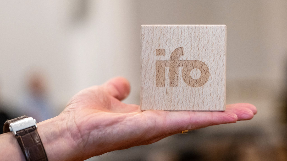 Ifo-Institut in München: Neun von zehn Firmen spüren Folgen des Iran-Kriegs. (Archivbild) - Foto: Leonie Asendorpf/dpa