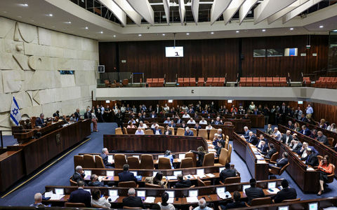 Der Gesetzentwurf wurde am Montag knapp in der Knesset gebilligt. - Foto: Stringer/dpa