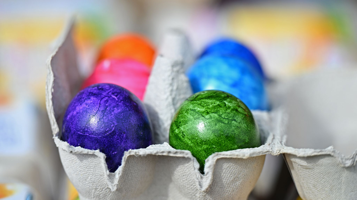 Ein guter Teil der Ostereier kommt aus dem Ausland. - Foto: Jennifer Brückner/dpa