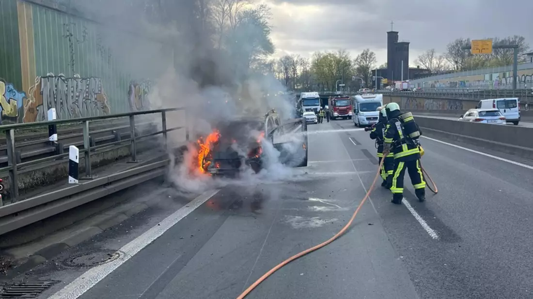 FW-BO: Auto in Vollbrand - A40 voll gesperrt - Bild: presseportal.de