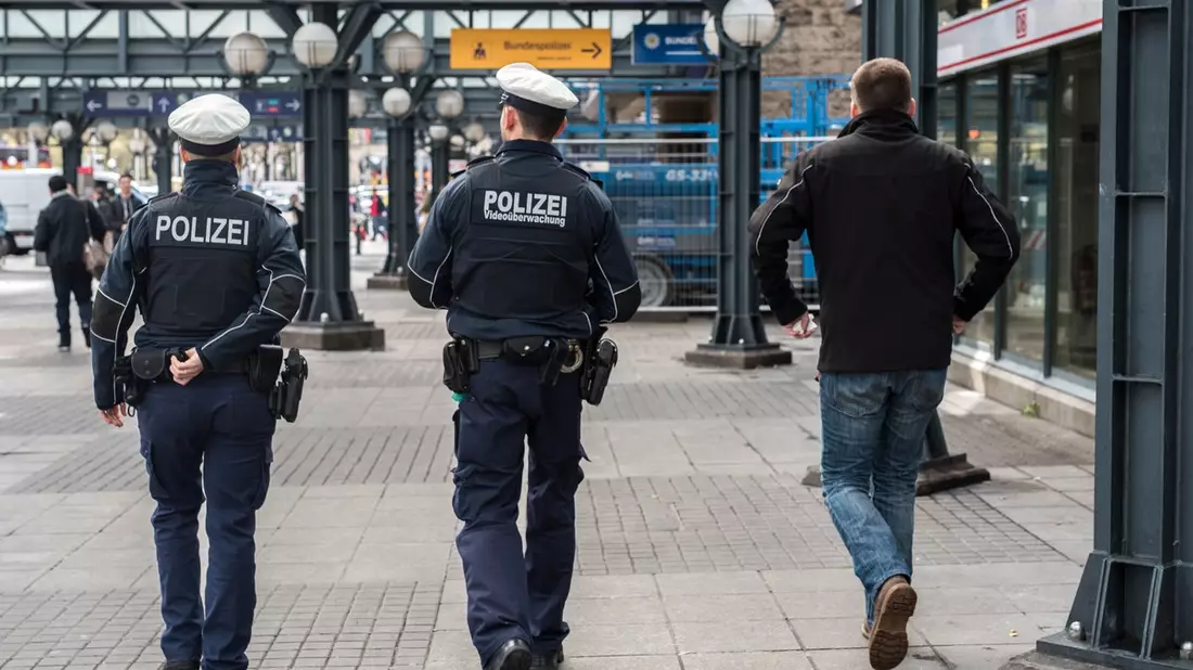 BPOL-HH: Mann schläft völlig betrunken vor dem Bundespolizeirevier am Hauptbahnhof- Bundespolizei nimmt 42-Jährigen am Hamburger Hauptbahnhof in Gewahrsam- - Bild: presseportal.de