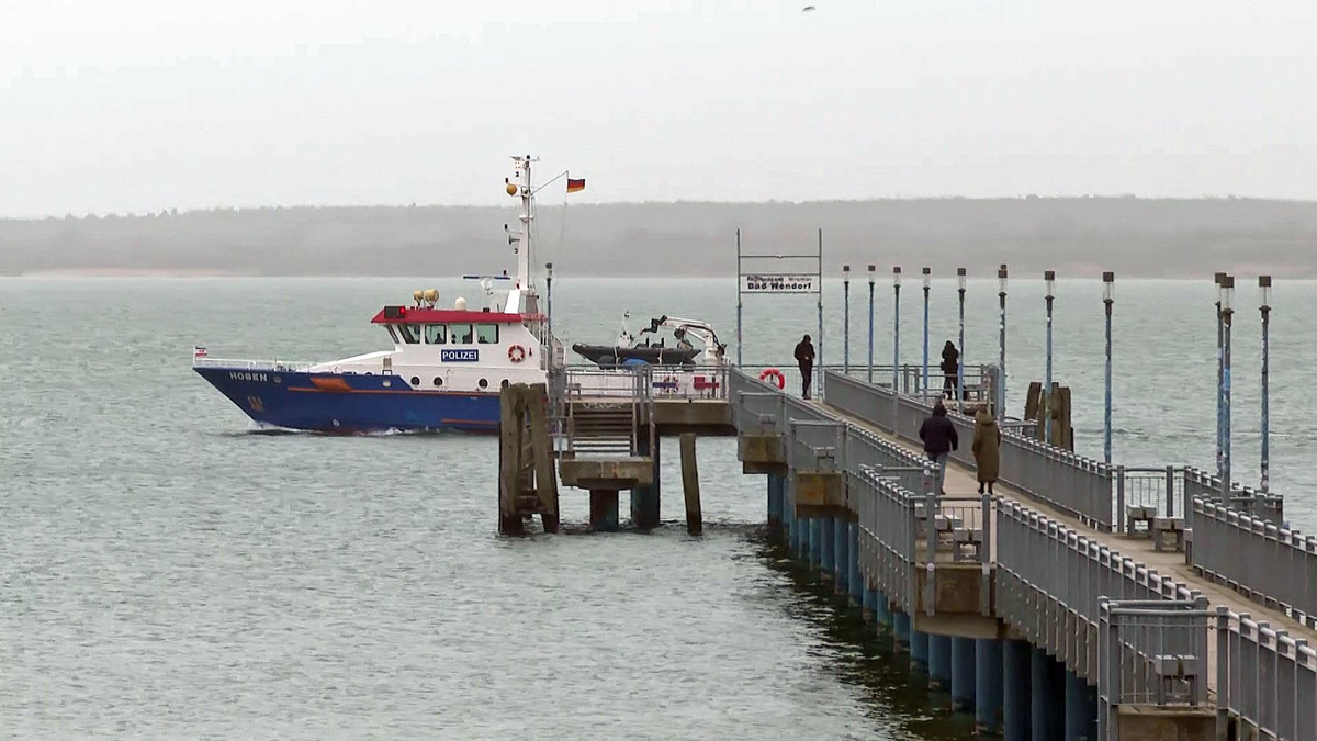 Die Einsatzkräfte suchen den Wal seit dem Morgen wieder von Wasser aus. - Foto: Stefan Tretropp/dpa
