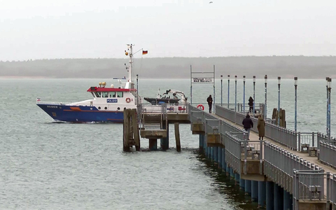 Die Einsatzkräfte suchen den Wal seit dem Morgen wieder von Wasser aus. - Foto: Stefan Tretropp/dpa