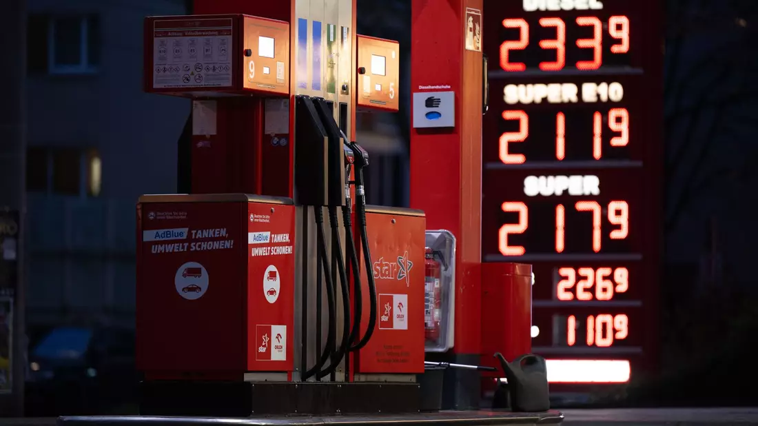 Tankstelle: Ab Mittwoch nur noch eine Erhöhung täglich erlaubt. - Bild: Sebastian Kahnert/dpa