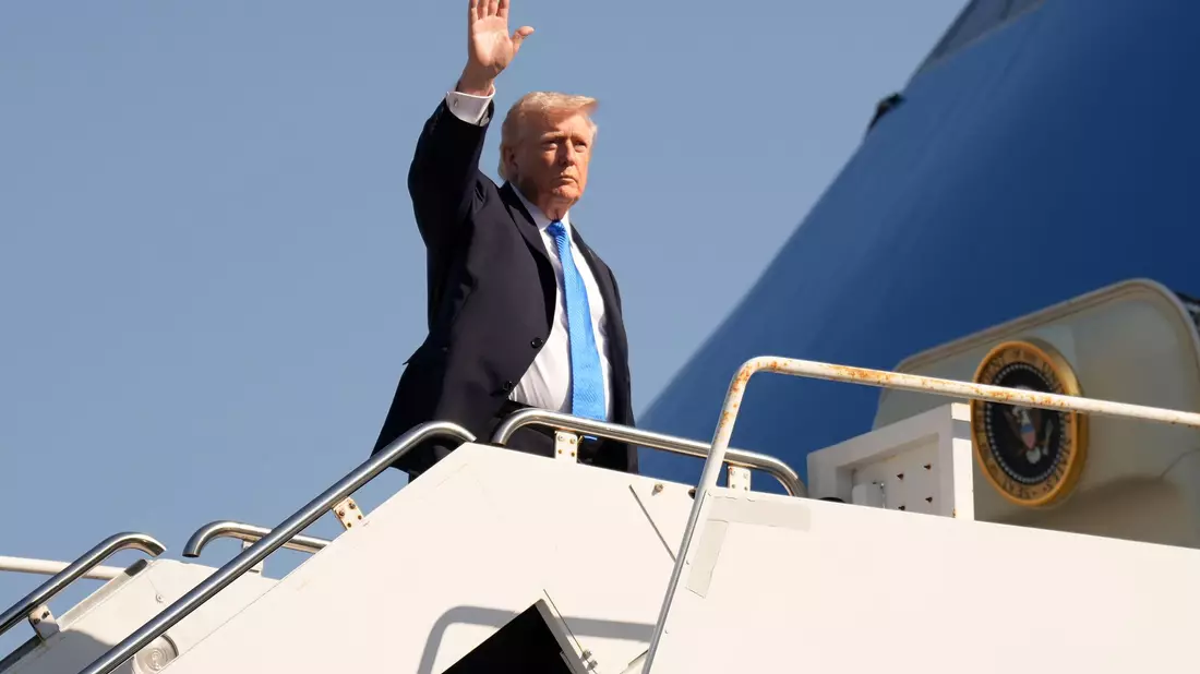 Trump nutzt den Flughafen regelmäßig für Flüge zu seinem Anwesen Mar-a-Lago. (Archivbild) - Bild: Mark Schiefelbein/AP/dpa
