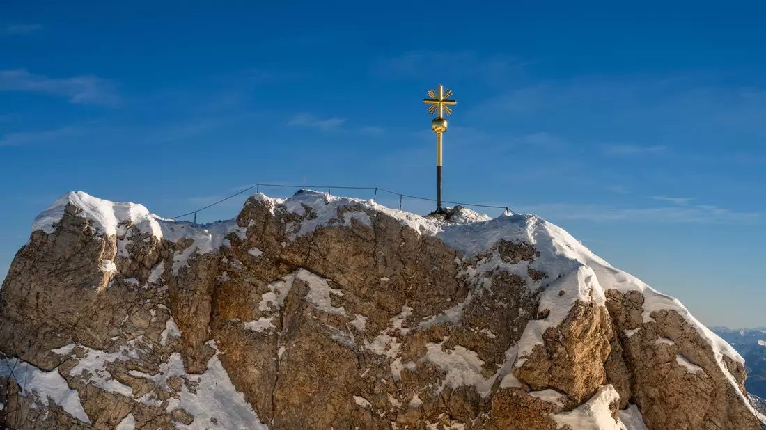 Das Gipfelkreuz auf der Zugspitze. - Bild: Peter Kneffel/dpa
