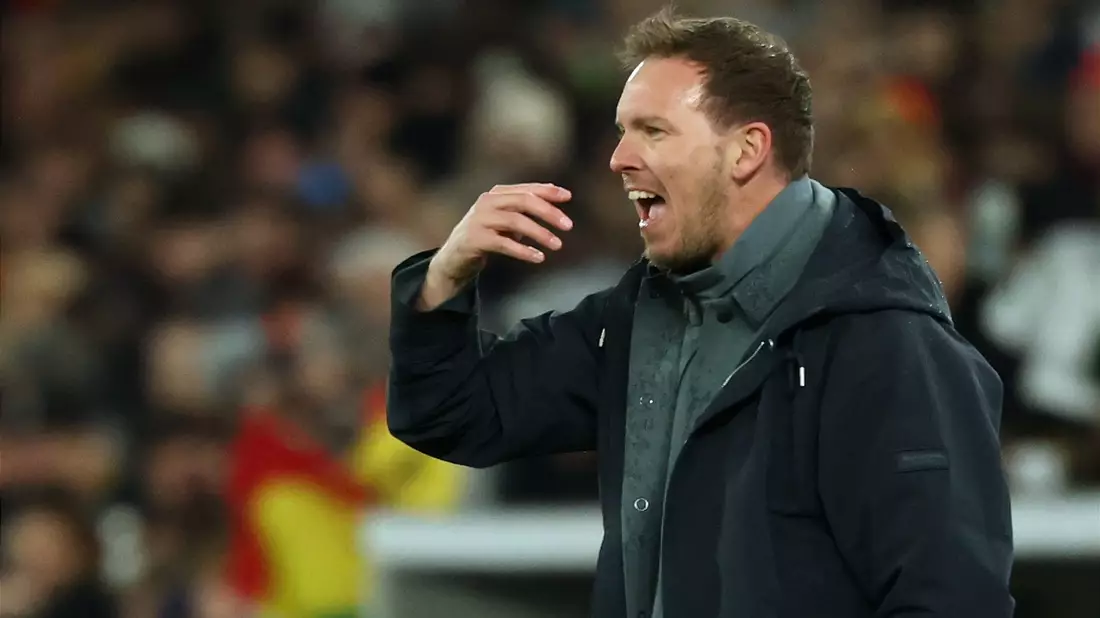 Alles hört auf sein Kommando: Julian Nagelsmann in Aktion am Spielfeldrand.  - Bild: Christian Charisius/dpa