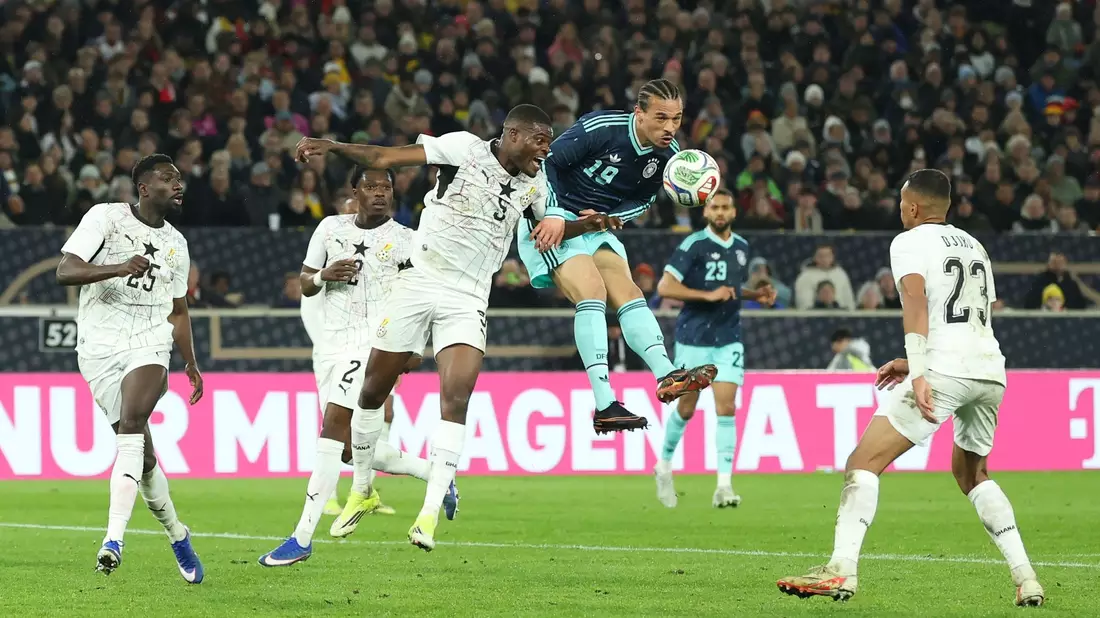 Erst ausgepfiffen, dann Vorlagengeber mit dem Kopf beim Siegtor: Leroy Sané. - Bild: Christian Charisius/dpa