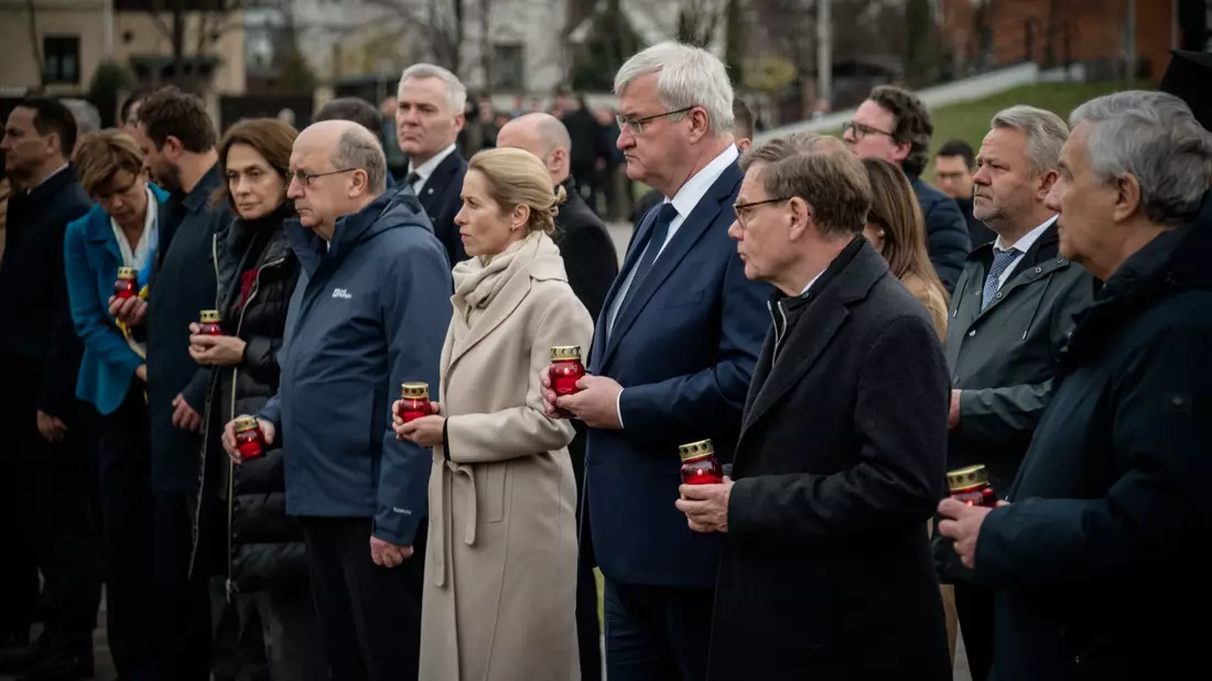 Die EU-Chefdiplomatin und ihre EU-Außenministerkollegen gedachten der Ermordeten in Butscha.  - Bild: Eduard Khryzhanivsky/Ukrainian Foreign Ministry Press Office/AP/dpa