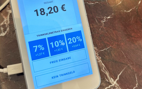  Zwei Drittel der Teilnehmer einer Bitkom-Umfrage gaben an, dass Trinkgeldvorschläge dazu führen, mehr Trinkgeld zu geben als ursprünglich geplant. (Symbolbild) - Foto: Gregor Tholl/dpa/dpa-tmn