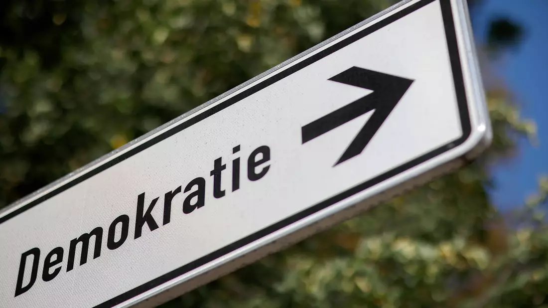 Initiativen der Zivilgesellschaft sehen sich laut einer Analyse der Amadeu Antonio Stiftung systematisch unter Druck gesetzt. (Symbolbild) - Bild: Jan Woitas/dpa