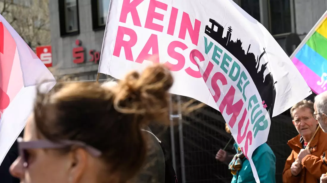 Initiativen gegen Rechtsextremismus und Rassismus sehen sich einer Analyse der Amadeu Antonio Stiftung systematisch unter Druck gesetzt. (Archivbild) - Bild: Roberto Pfeil/dpa