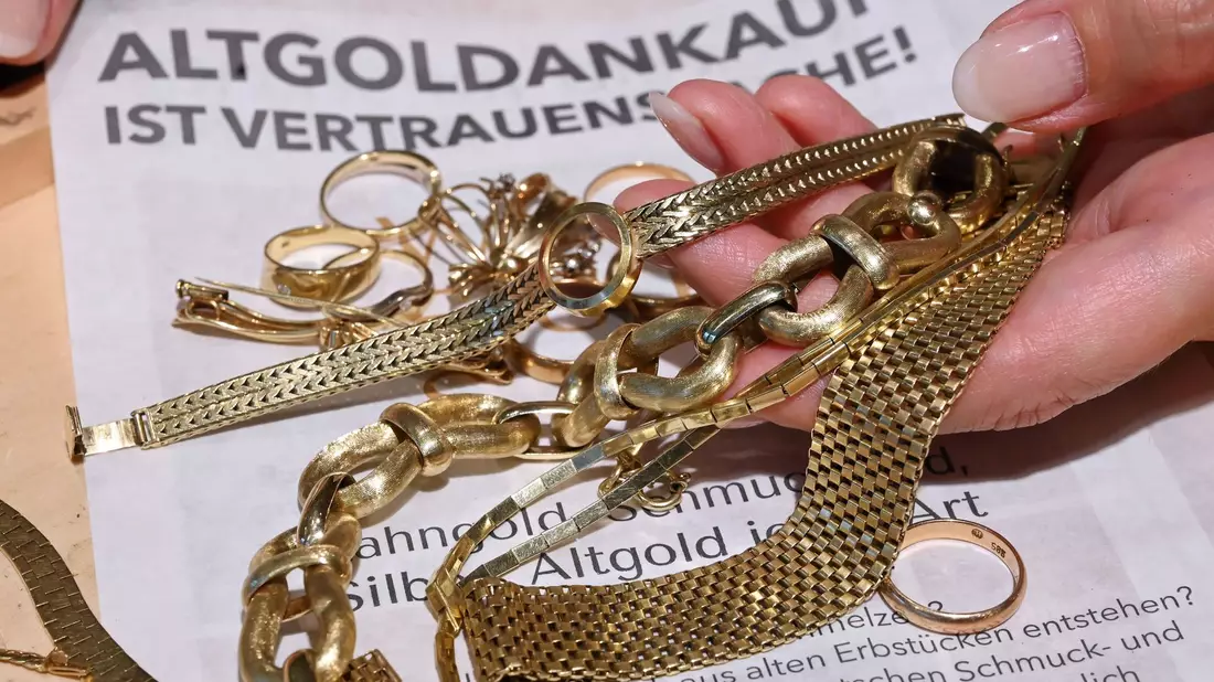 Angesichts steigender Preise verkaufen viele Menschen Altgold. (Archivbild)  - Bild: Uli Deck/dpa
