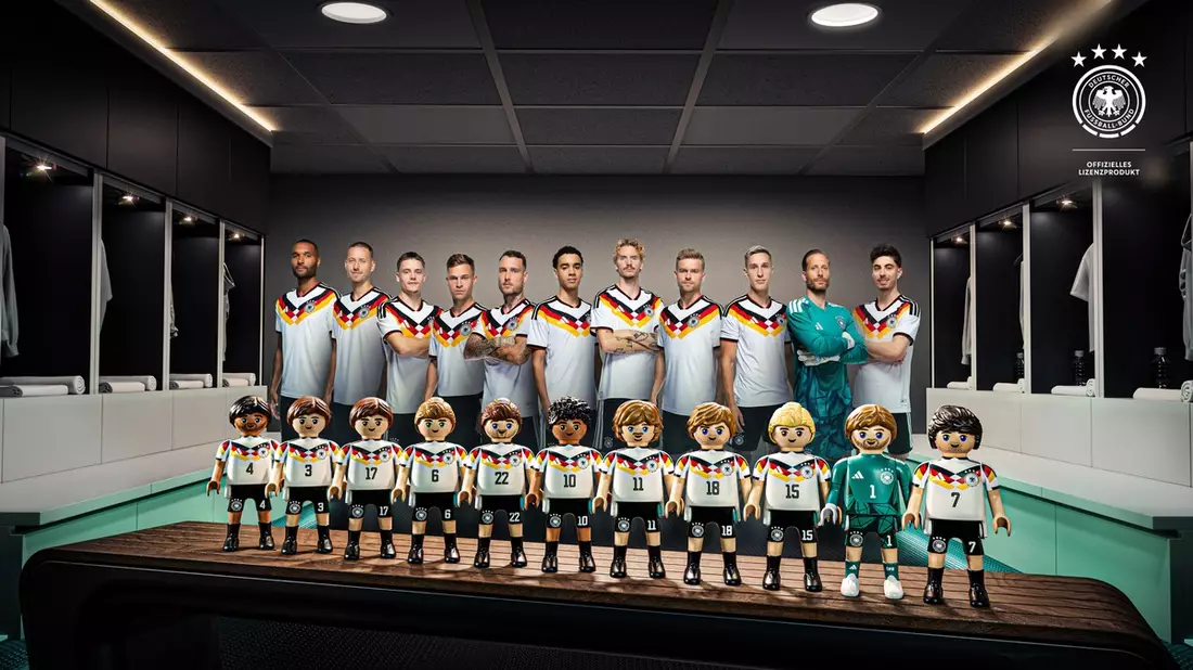 Jetzt gehts weiter Richtung Fussball-Weltmeisterschaft: Playmobil bringt die deutsche Männer-Nationalmannschaft ins Spiel - Bild: presseportal.de