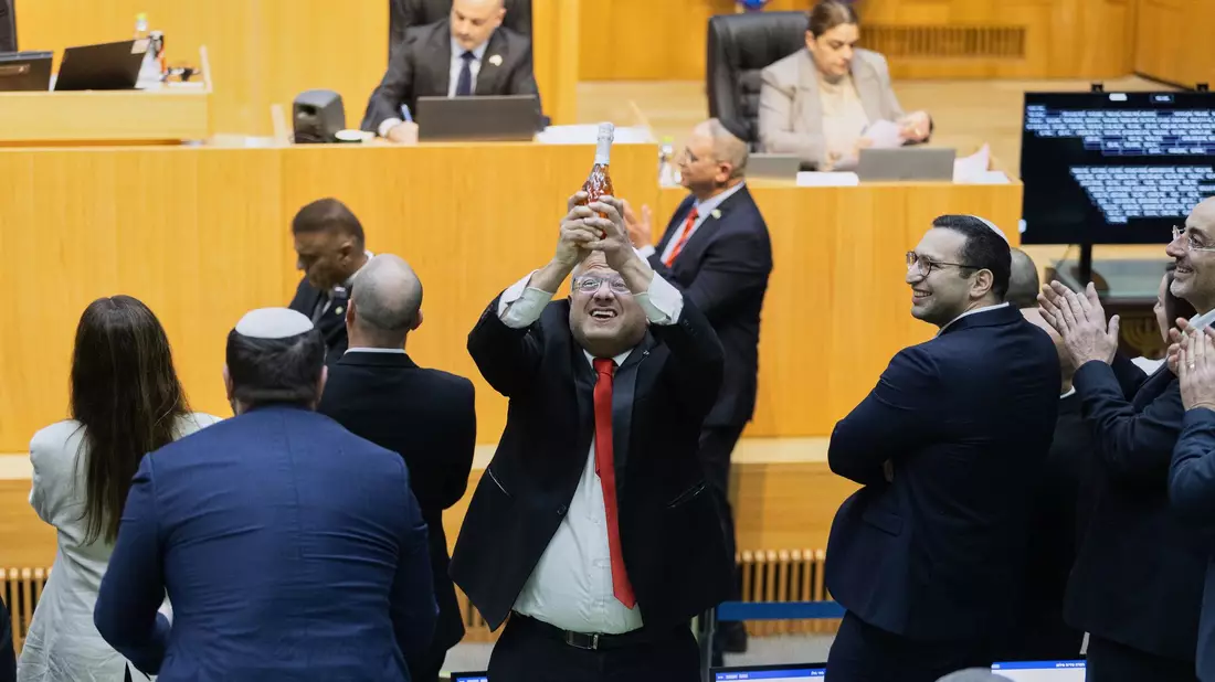 Israels rechtsextremer Polizeiminister feiert mit anderen Abgeordneten die Billigung eines Gesetzes über die Einführung der Todesstrafe für Terroristen.  - Bild: Itay Cohen/AP/dpa