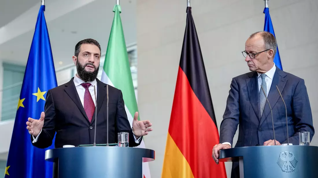 Wer hat das Ziel ausgegeben, dass 80 Prozent der Syrer in Deutschland in ihr Herkunftsland zurückkehren sollten? Kanzler Friedrich Merz sagt: Das war sein Gast aus Syrien, Übergangspräsident Ahmed al-Scharaa (Archivbild). - Bild: Kay Nietfeld/dpa
