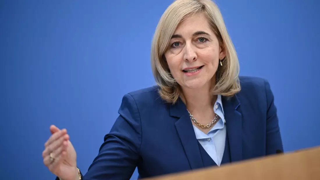 Ministerin Warken will bei Einsparungen «alle Bereiche mit ins Boot» holen. - Bild: Britta Pedersen/dpa
