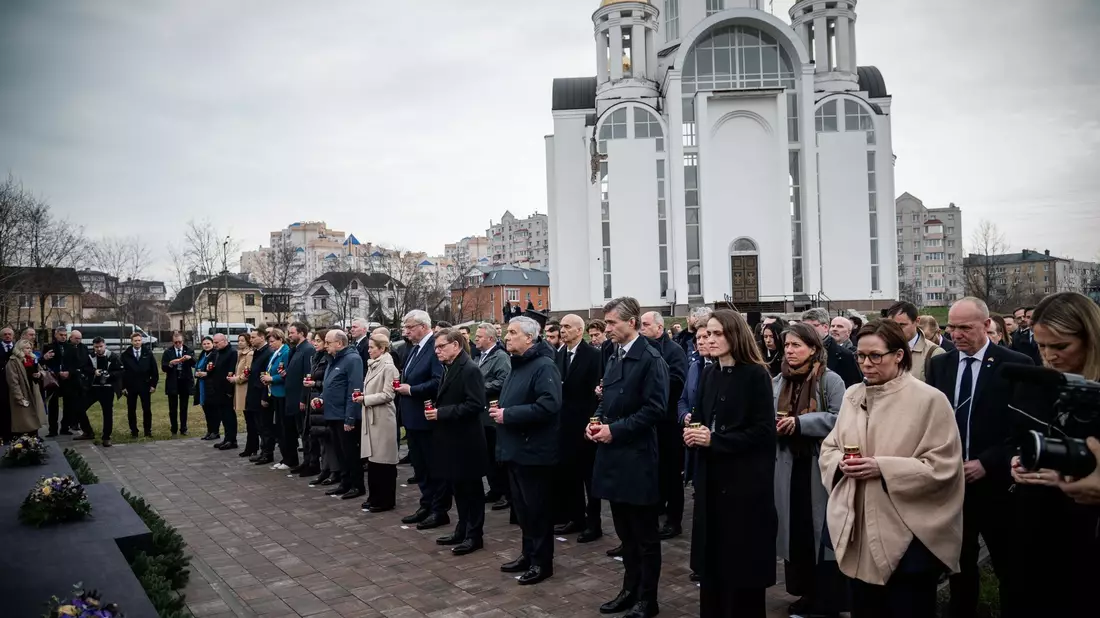 Positive Neuigkeiten zu dem von Ungarn blockierten Unterstützungsdarlehen konnten Kallas & Co zum Jahrestag nicht mitbringen.  - Bild: Eduard Khryzhanivsky/Ukrainian Foreign Ministry Press Office/AP/dpa