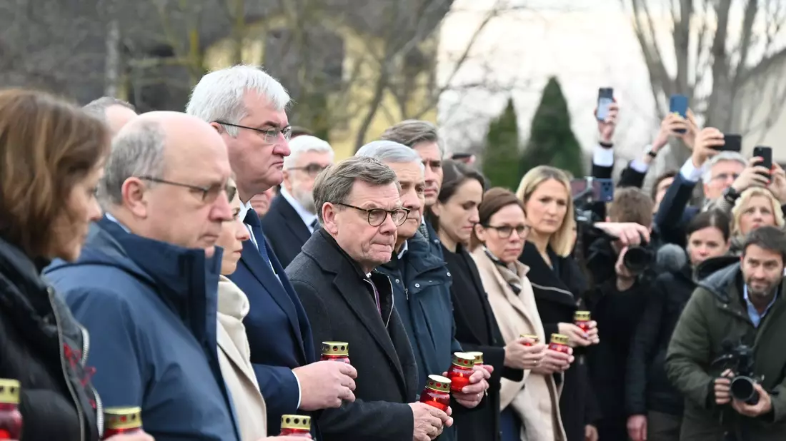 Gedenken an die Opfer von Butscha. Zum Jahrestag der Befreiung der Kleinstadt von russischen Besatzungsgruppen waren Außenminister Johann Wadephul (M., CDU) und zahlreiche andere EU-Spitzenpolitiker in die Ukraine gereist. - Bild: Ansgar Haase/dpa