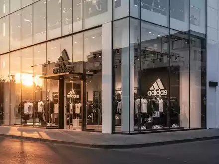 Adidas Aktie: WM-Abschied trifft Prognose-Schock - Foto: über boerse-global.de